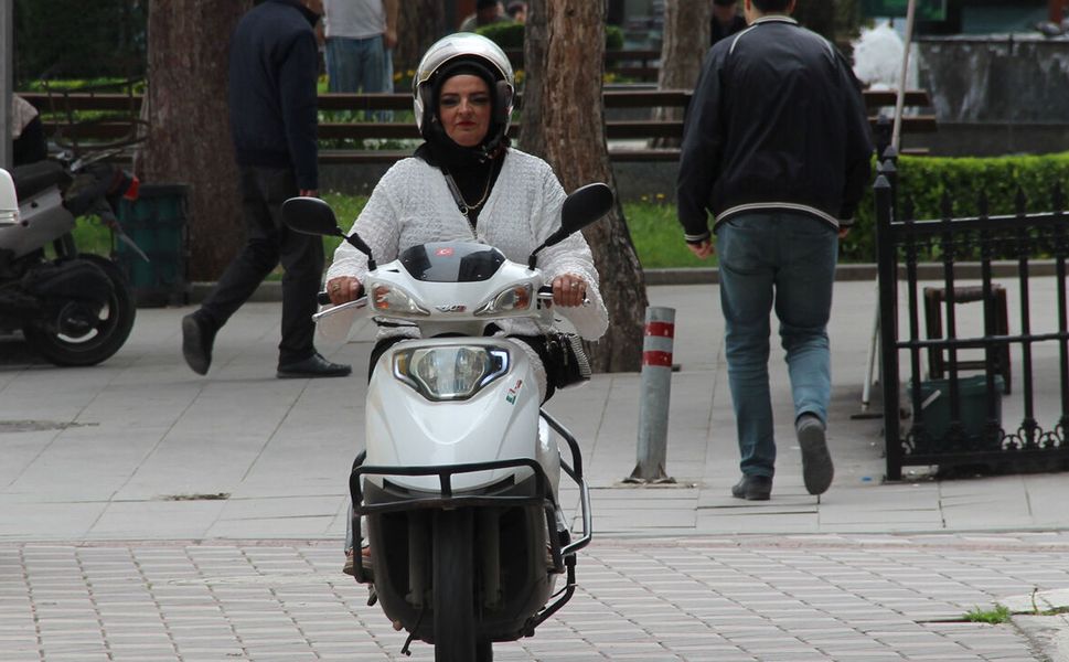 Kadın motokuryenin azim dolu hayatı gündem oldu! Çocuklarının sürprizi ağlattı