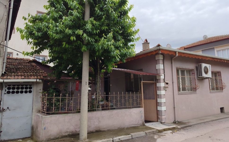 Kiraz toplarken düştü, demir korkuluklara saplanan yaşlı adam hayatını kaybetti