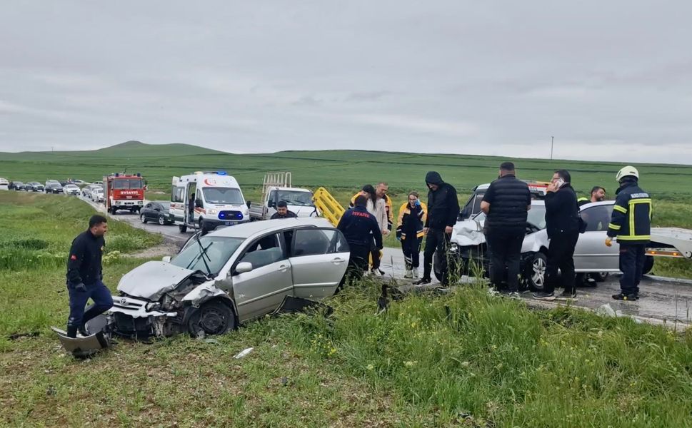 Çorum’da iki otomobil çarpıştı: 6 yaralı