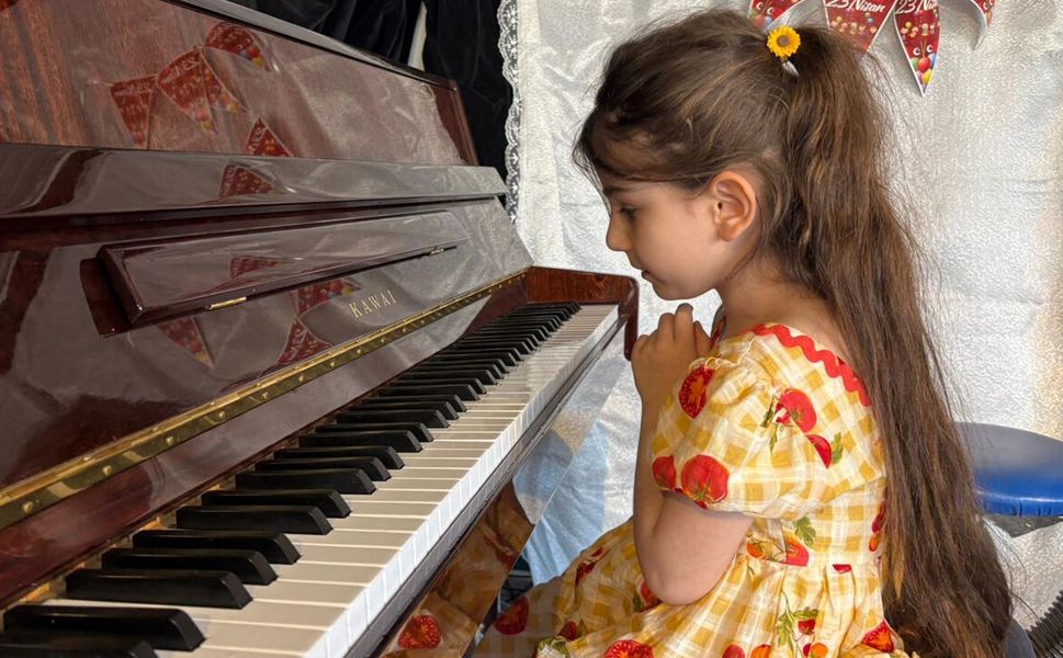Henüz 6 yaşında! Çaldığı 10 enstrümanla herkesi kendine hayran bıraktı