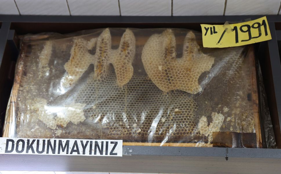 35 Yıldır Bozulmayan Bal Çerçeveleri Görenleri Şaşırtıyor! Üzerindeki Detay Herkesi Hayrete Düşürüyor