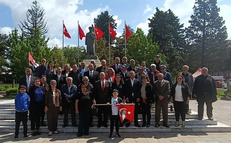 Eğitim-İş ve ADD’den Atatürk Anıtı’na çelenk