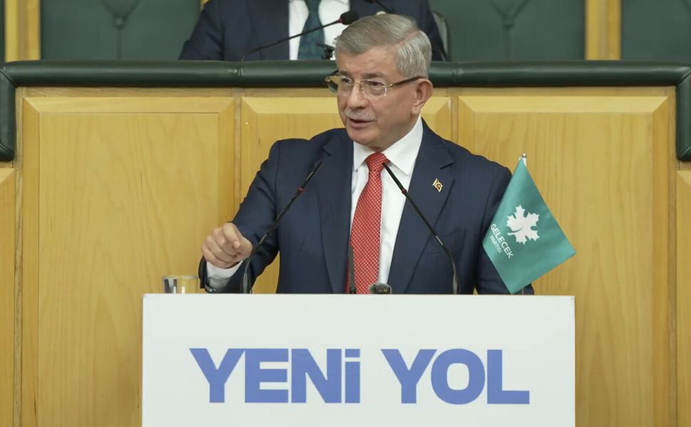 Davutoğlu siyasetinden çekildi! Gelecek Partisi feshedildi