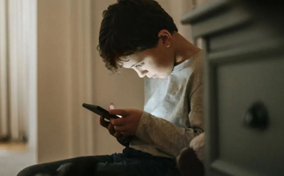 Geleceğin 'telefon' hastalığı: Ekrana eğilen nesil tehlikesi!
