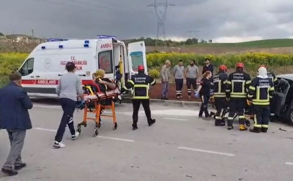 Çorum'da 2 otomobil çarpıştı: 7 kişi yaralandı
