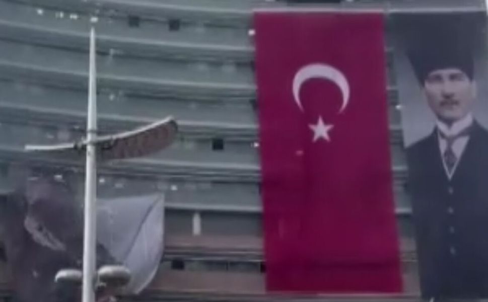 Özgür Özel'in CHP Genel Merkezi'ndeki afişi indirildi