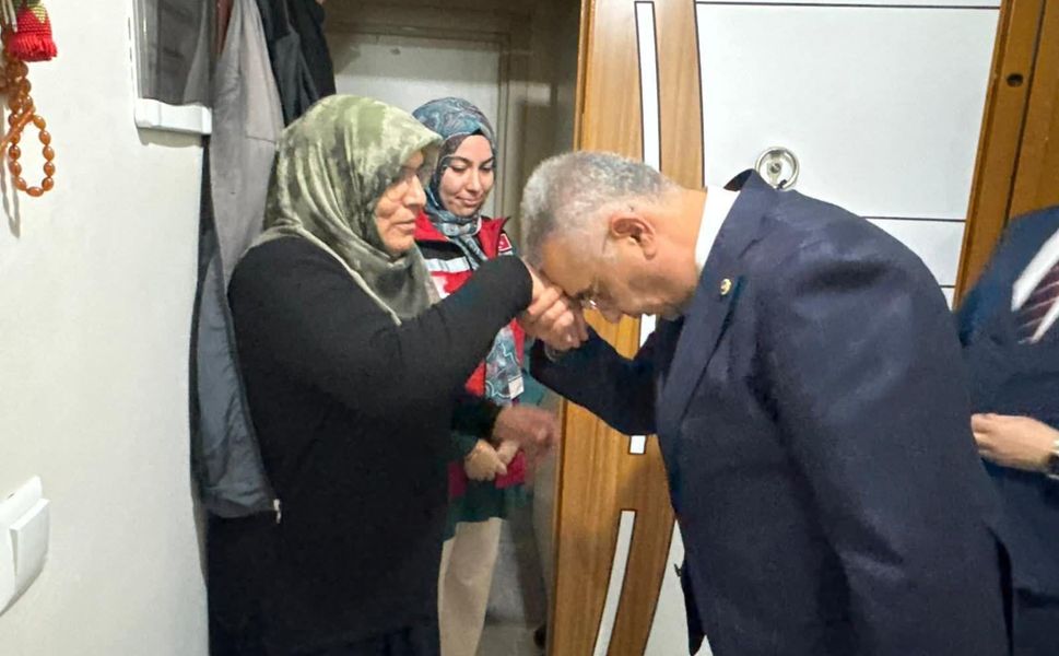 Ahlatcı’dan şehit annesine duygu dolu ziyaret! O odada yaşananlar yürek burktu