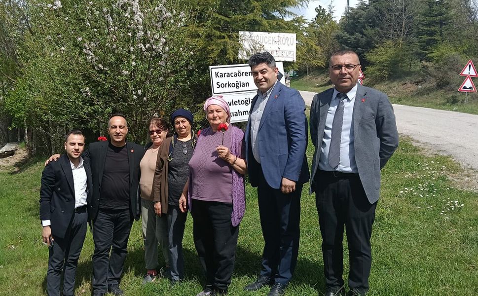 CHP’li Solmaz köy köy gezip annelere karanfil dağıttı