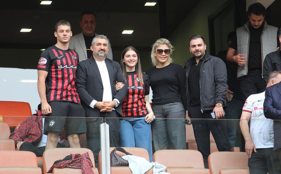 Savaş Balçık da Tribündeki Yerini Aldı