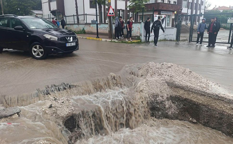 Osmancık'ta sağanak hayatı olumsuz etkiledi