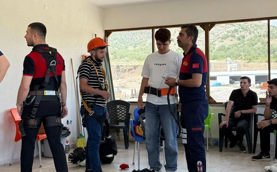 İtfaiyede gerçeğini aratmayan eğitim! Öğrenciler sahaya indi