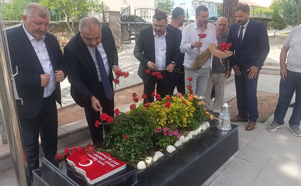 MHP heyeti Şehit Öğretmen Şenay Aybüke Yalçın'ı kabri başında andı