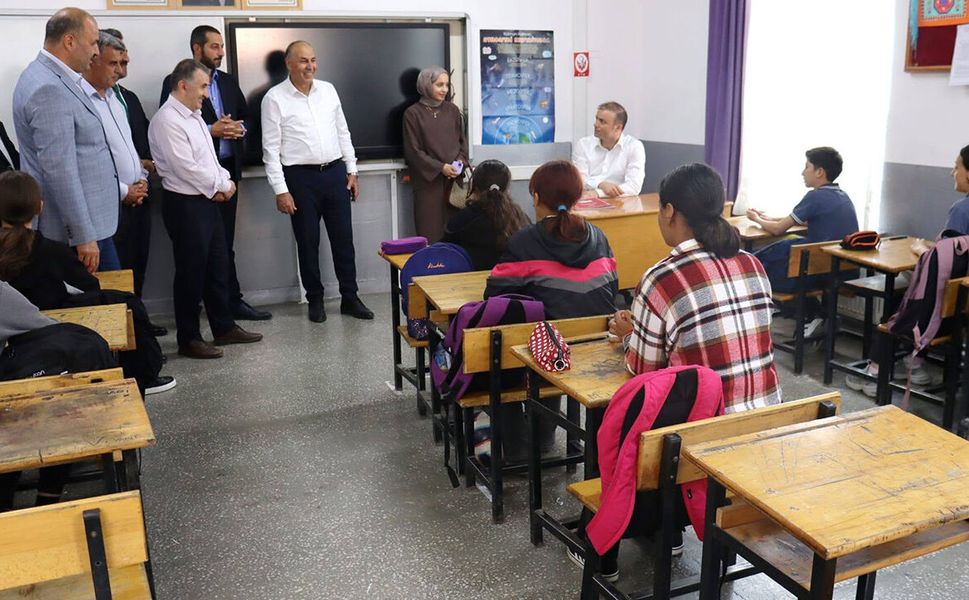Kaymakam Dinçer'den köy okuluna yakın ilgi