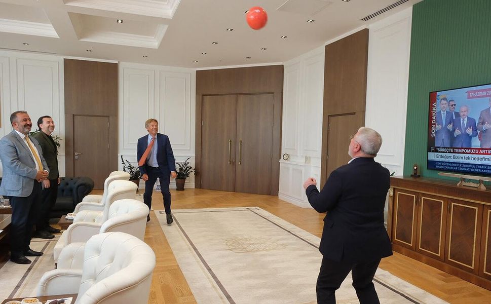 Büyükelçi Wijnands ve Başkan Aşgın'dan futbol şovu