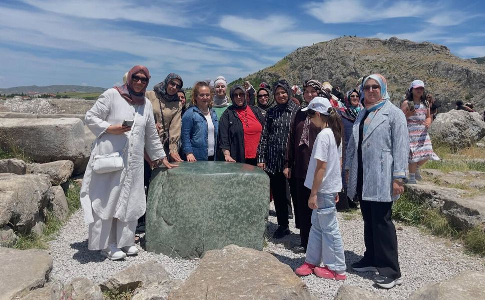 AK Parti Kadın Kolları’ndan Hattuşa ve Yazılıkaya’ya Ziyaret