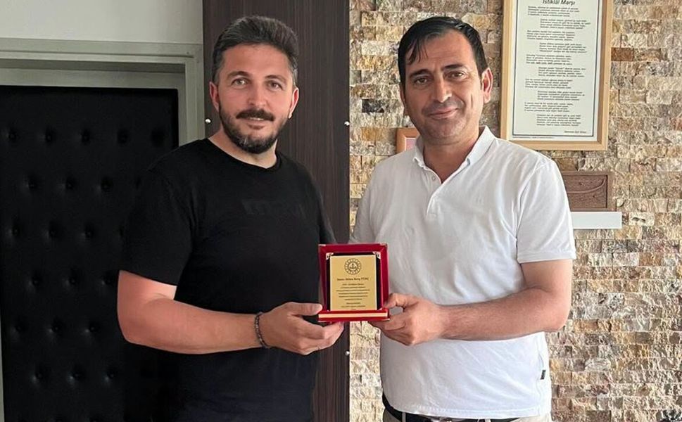 Müzik öğretmeni Orhan Barış Tunç’a plaket