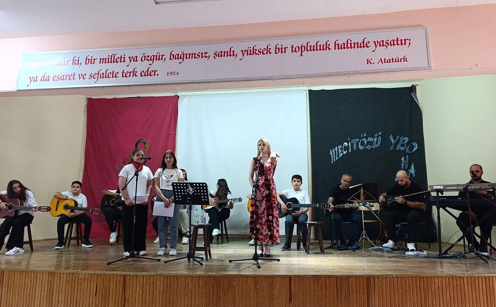 Öğrencilerle halay çekip, müzik şenliğine renk kattılar