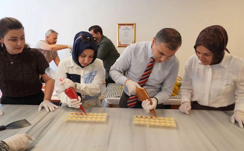 Kaymakam kolları sıvadı: Çikolata ve yağ üretimine katıldı