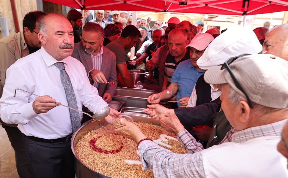 Vali Çalgan vatandaşlara aşure ikram etti