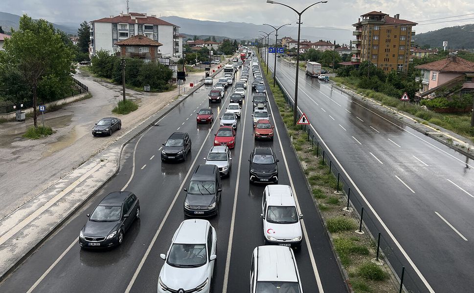 Çorum'da bayram dönüşü D-100 kara yolunda trafik yoğunluğu devam ediyor
