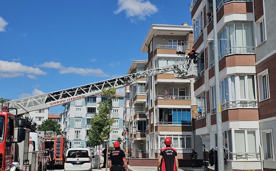 Çorum'da apartmanda yangın paniği: 7 kişi dumandan etkilendi