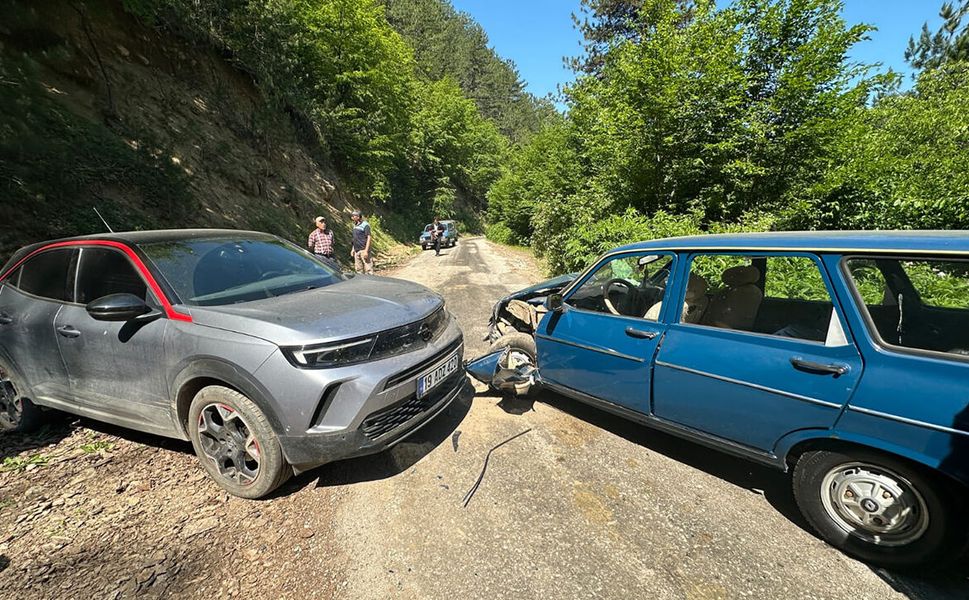 Çorum'da çarpışan iki otomobildeki 5 kişi yaralandı