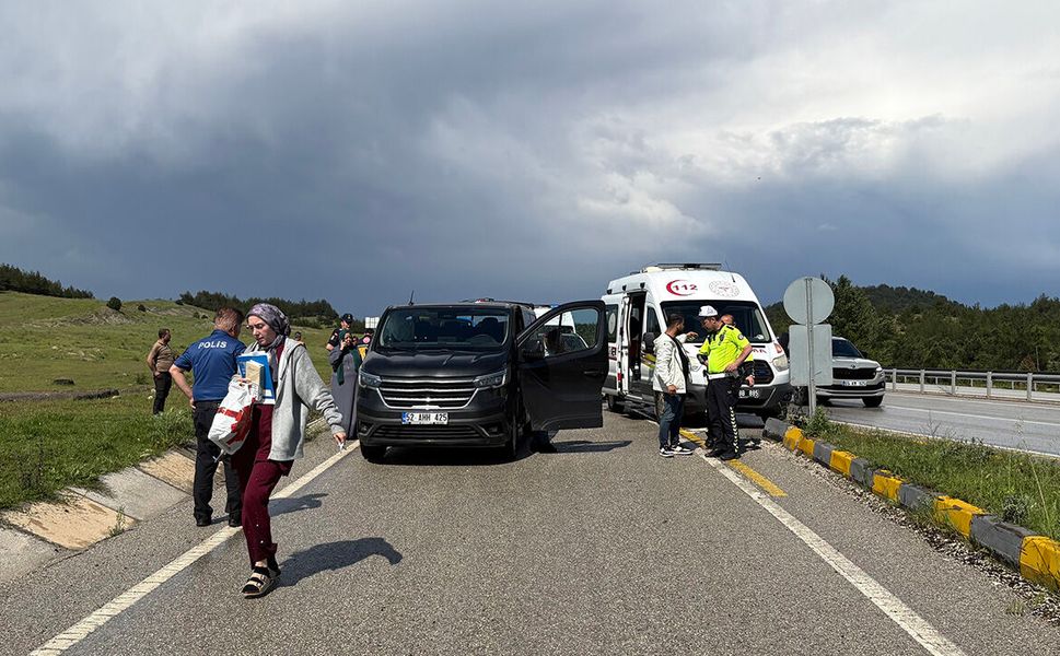 D100’de kayan kamyonun çarptığı minibüsteki 5 kişi yaralandı