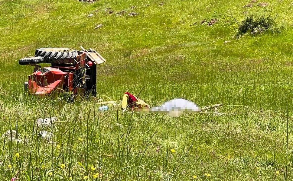 Traktör devrildi, sürücü altında kalarak can verdi
