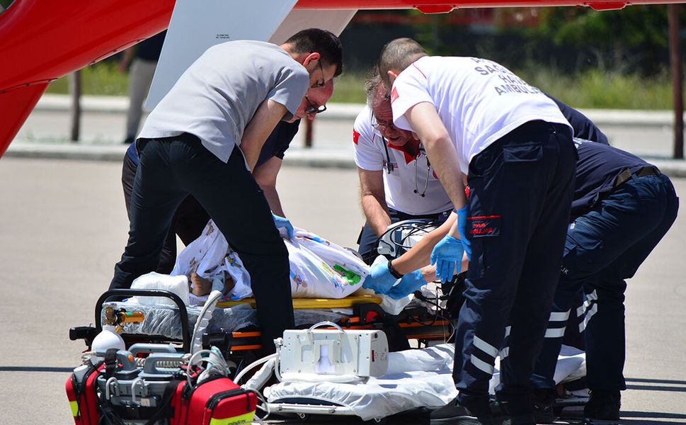 Balkondan düşüp ağır yaralandı: Ambulans helikopterle Ankara'ya sevk edildi