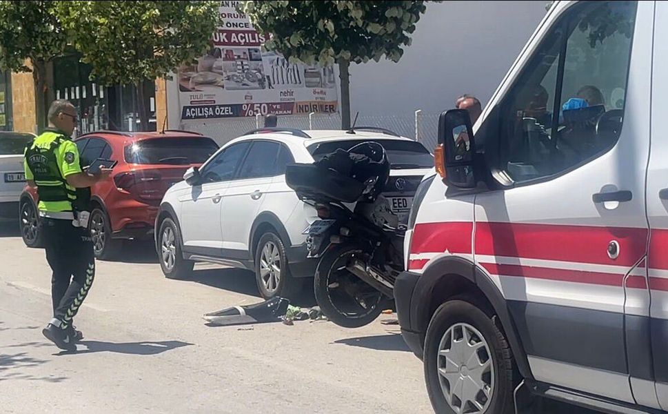 Yolun karşısına geçmek isteyen yayaya motosiklet çarptı