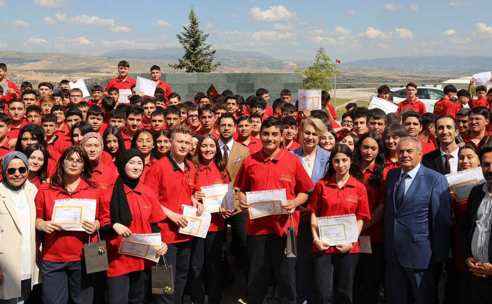 Ahlatcı Kuyumculuk Mesleki Eğitim Merkezi’nde karne heyecanı