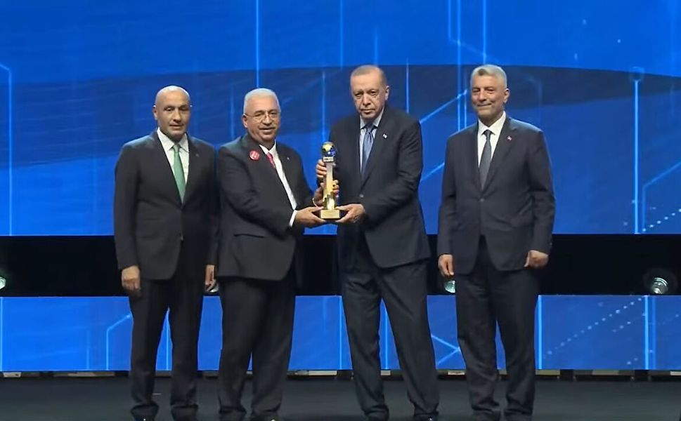 Ahmet Ahlatcı ihracat şampiyonluğu ödülünü Cumhurbaşkanı Erdoğan’ın elinden aldı