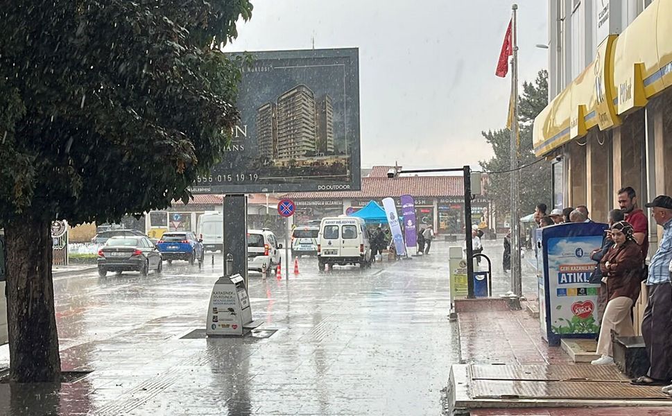 Çorum’da sağanak vatandaşlara zor anlar yaşattı