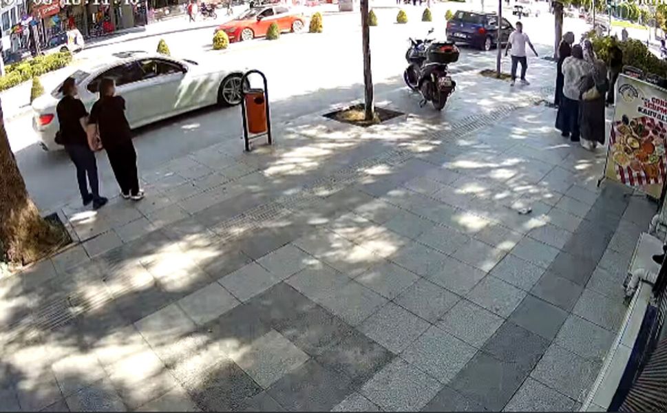 Kaldırımda yürüyen kadınlar ölümden döndü! Bir saniye geç kalsalardı...
