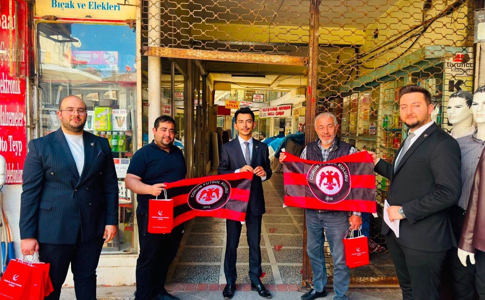 Genç Refah esnaf ziyaretlerinde Çorum FK bayrağı dağıttı