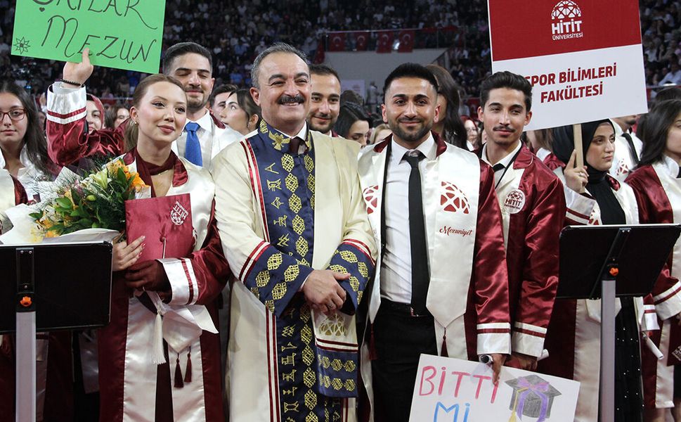 Hitit Üniversitesi'nde mezuniyet coşkusu: Binlerce öğrenci kep attı