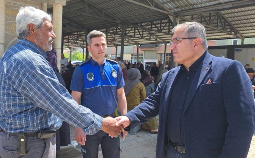 Ahmet Bahadır Ünlü sebze pazarında esnaf ve vatandaşlarla buluştu