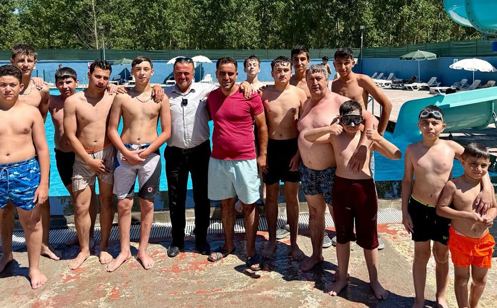 Başkan Dereli, çocukların havuz keyfine ortak oldu