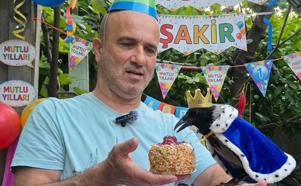 Karga Şakir’e fındıklı pastayla sürpriz doğum günü