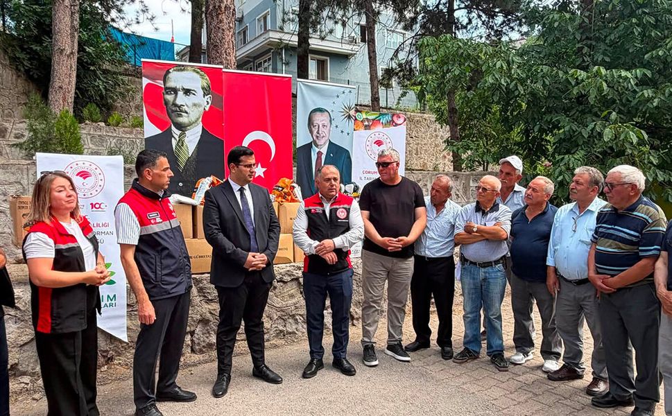 Oğuzlar’da üreticilere ekipman ve gübre desteği