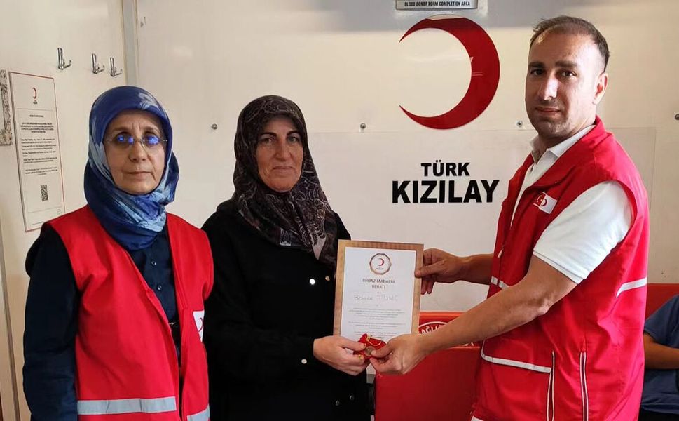 Alaca Kızılay’dan düzenli kan bağışçılarına madalya