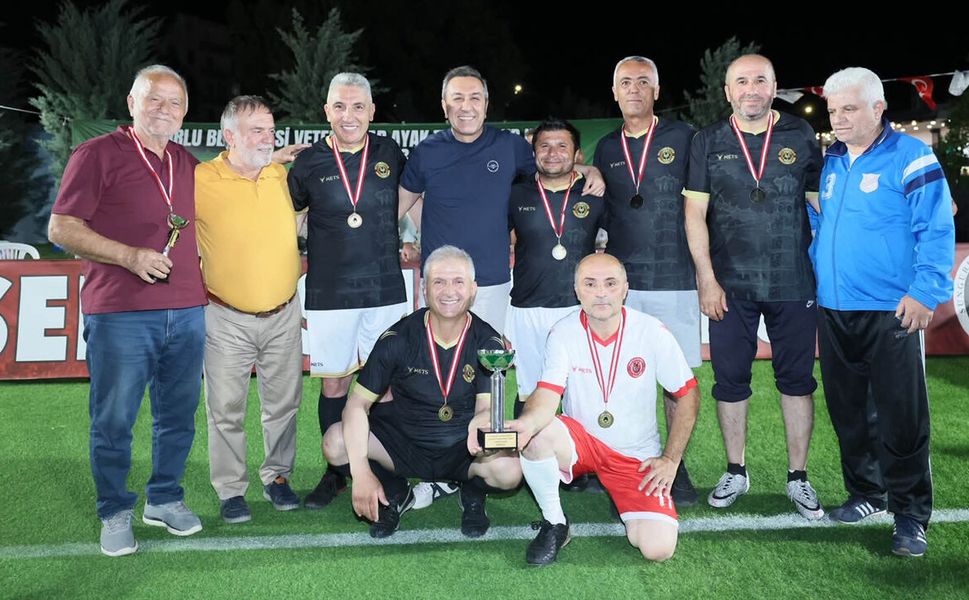 Önderoğlu Pastaspor, Veteranlar Ayak Tenisi Turnuvası'nın şampiyonu oldu