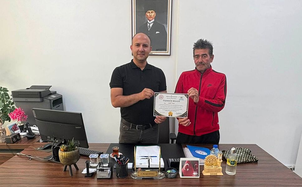 Müdür Kınıklı’dan emekliye ayrılan Fatih Tütek’e teşekkür
