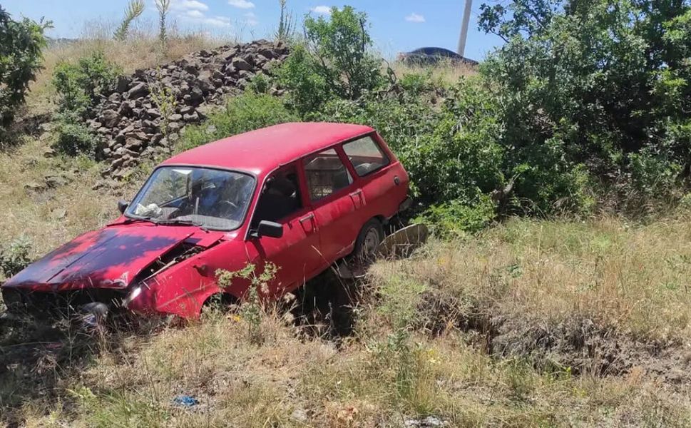 Otomobil dereye uçtu: Kaza ucuz atlatıldı