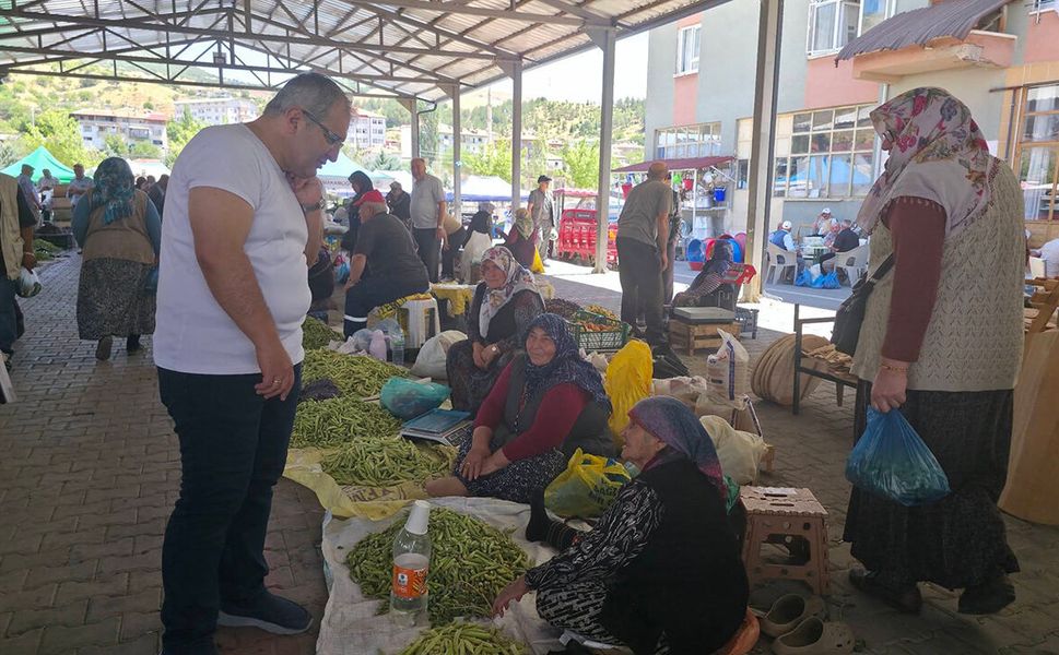 Ahmet Bahadır Ünlü tezgâhları tek tek gezdi
