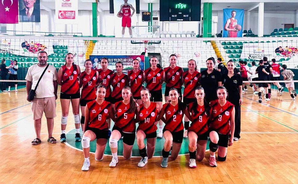 Kız ve erkek voleybol takımları yarı finale galibiyetle başladı
