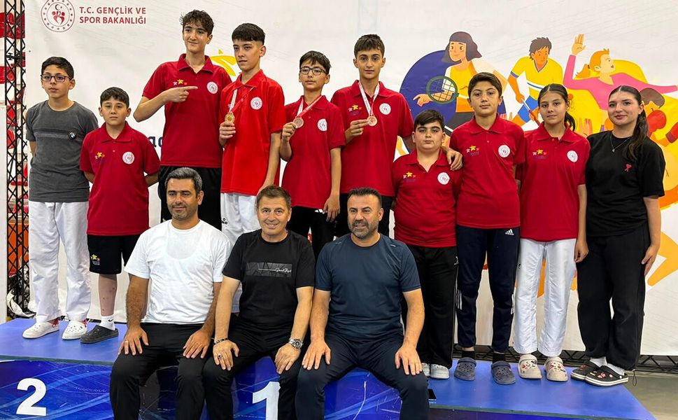 Çorumlu taekwondoculardan yarı finalde üç madalya