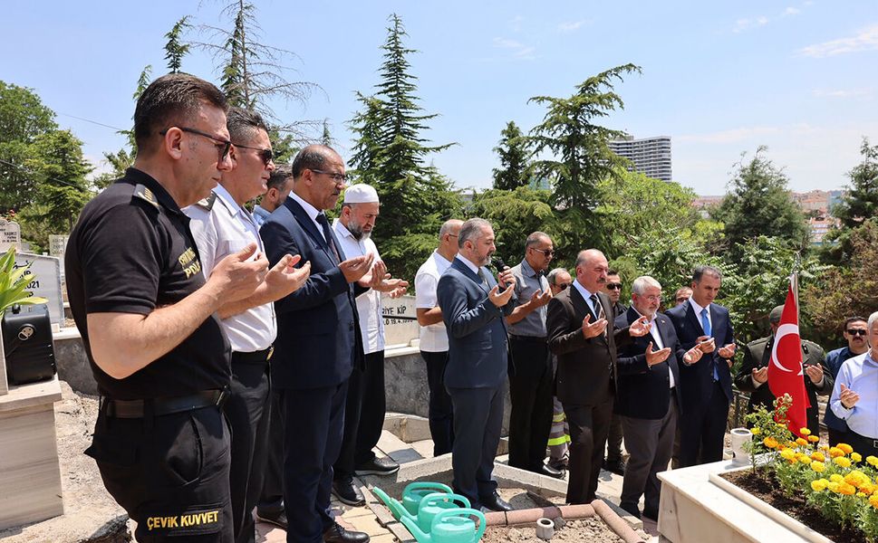 15 Temmuz şehitlerinin kabirlerine karanfil bırakıldı