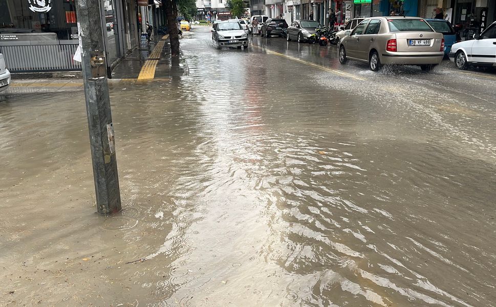 Çorum’da aniden bastıran yağmur hayatı felç etti