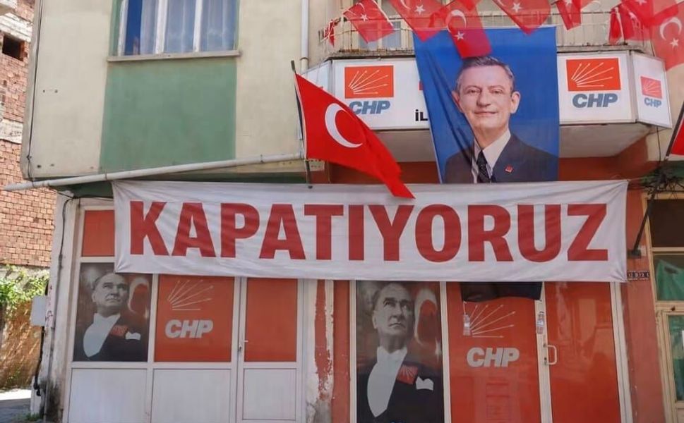 Oğuzlar CHP binasına “Kapatıyoruz” afişi asıldı